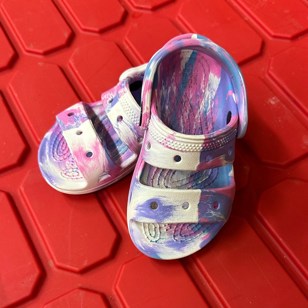 🌲kids croc sandals - marbled/tie dye. Size C7